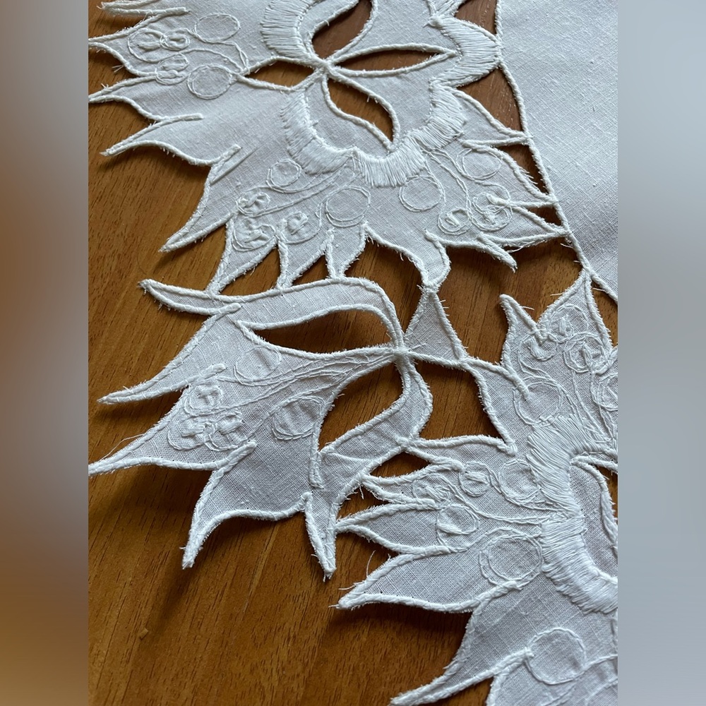 Embroidered round tablecloth - Picture 7 of 7
